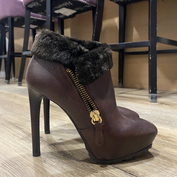 GUESS "Ivorie" Black Leather Faux Fur Trim Ankle Booties Women's - Picture 2 of 12